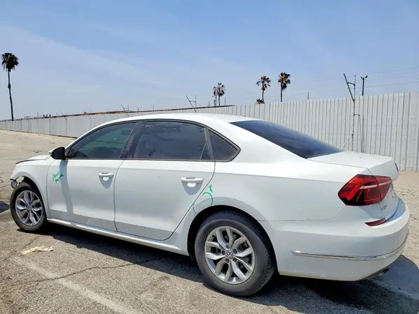 1VWAA7A33JC036717 2018 VOLKSWAGEN PASSAT - Image 2