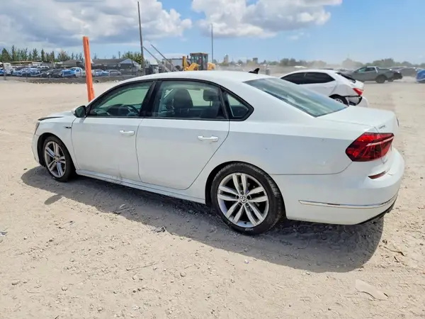1VWAA7A35JC032832 2018 VOLKSWAGEN PASSAT - Image 2