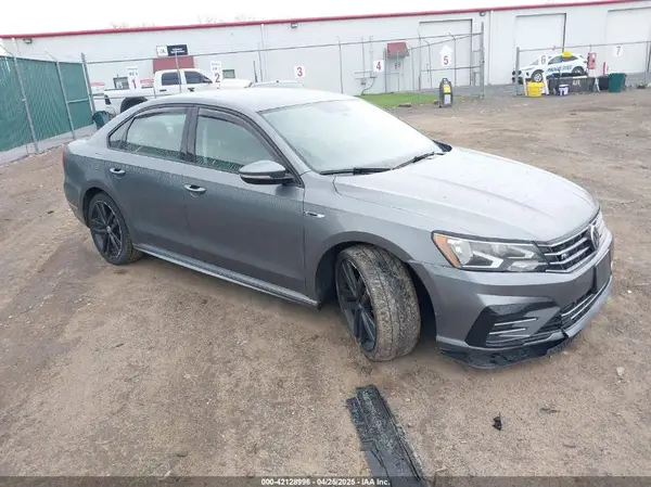 1VWAA7A37JC025588 2018 VOLKSWAGEN PASSAT - Image 1