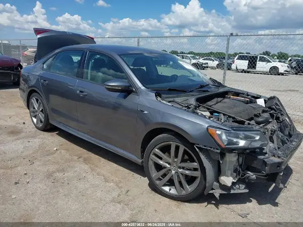 1VWAA7A37JC032394 2018 VOLKSWAGEN PASSAT - Image 1