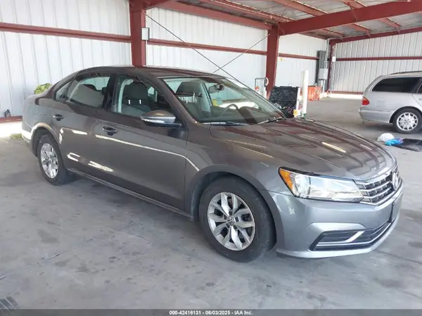 1VWAA7A37JC047557 2018 VOLKSWAGEN PASSAT - Image 1