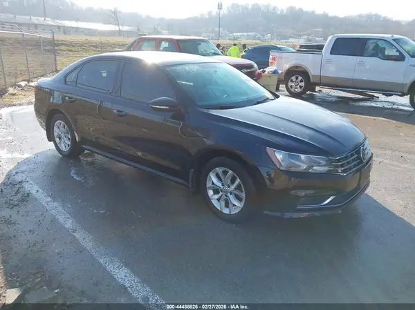 1VWAA7A38JC020657 2018 VOLKSWAGEN PASSAT - Image 1