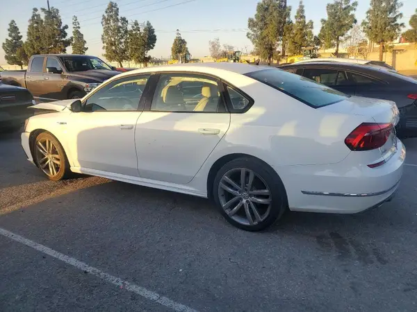 1VWAA7A39JC010638 2018 VOLKSWAGEN PASSAT - Image 2