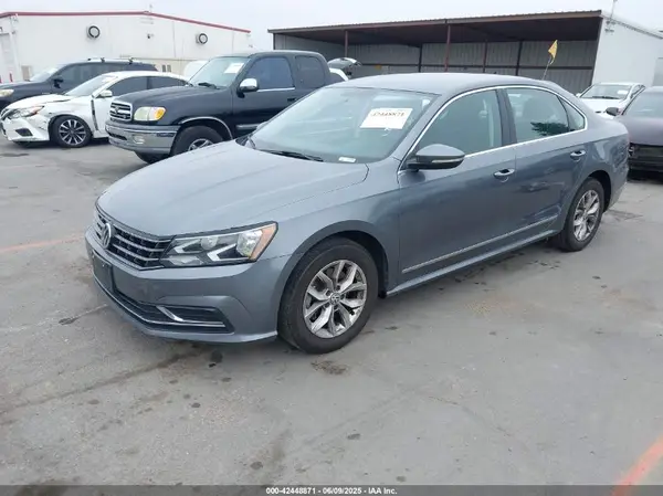 1VWAT7A30HC016476 2017 VOLKSWAGEN PASSAT - Image 2
