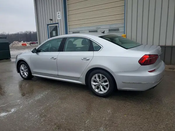 1VWAT7A30HC025405 2017 VOLKSWAGEN PASSAT - Image 2