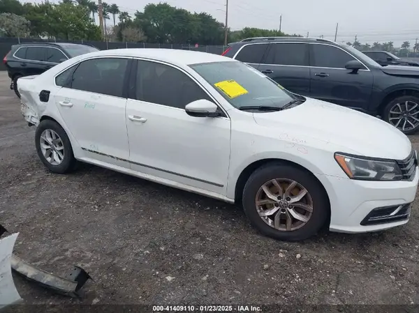 1VWAT7A30HC031821 2017 VOLKSWAGEN PASSAT - Image 1