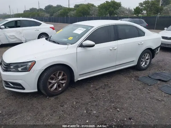 1VWAT7A30HC031821 2017 VOLKSWAGEN PASSAT - Image 2