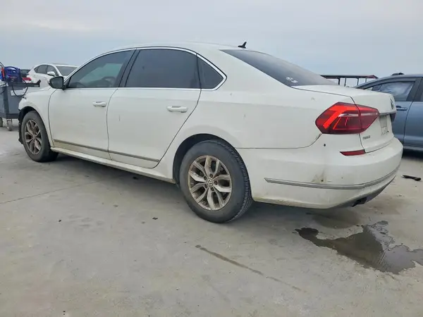 1VWAT7A30HC043273 2017 VOLKSWAGEN PASSAT - Image 2