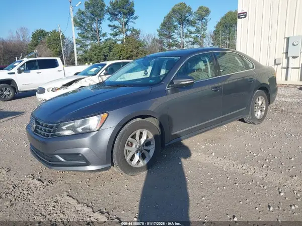 1VWAT7A30HC061496 2017 VOLKSWAGEN PASSAT - Image 2