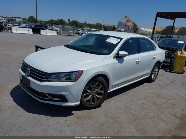 1VWAT7A30HC085703 2017 VOLKSWAGEN PASSAT - Image 2