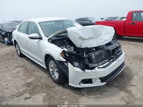 1VWAT7A31HC015952 2017 VOLKSWAGEN PASSAT - Image 1