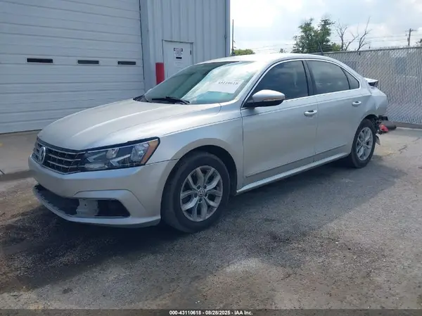 1VWAT7A31HC041967 2017 VOLKSWAGEN PASSAT - Image 2