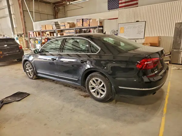 1VWAT7A31HC075861 2017 VOLKSWAGEN PASSAT - Image 2