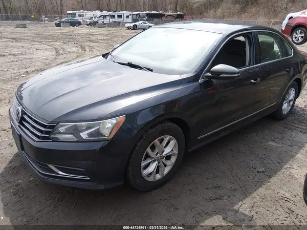 1VWAT7A32HC004555 2017 VOLKSWAGEN PASSAT - Image 2