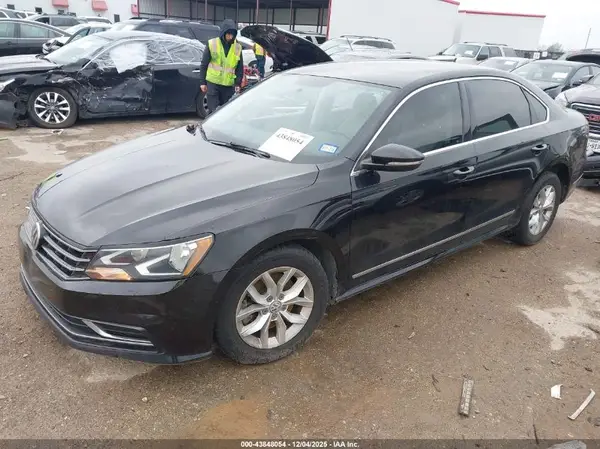 1VWAT7A32HC032503 2017 VOLKSWAGEN PASSAT - Image 2