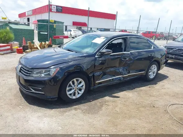 1VWAT7A33HC008453 2017 VOLKSWAGEN PASSAT - Image 2