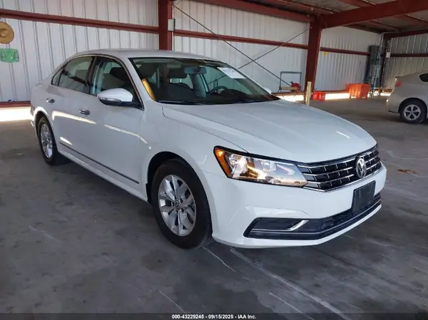 1VWAT7A33HC018139 2017 VOLKSWAGEN PASSAT - Image 1