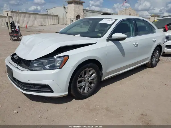 1VWAT7A33HC052002 2017 VOLKSWAGEN PASSAT - Image 2