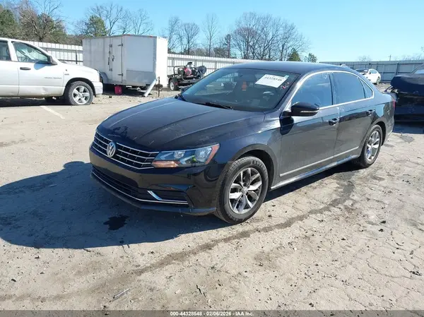 1VWAT7A33HC052856 2017 VOLKSWAGEN PASSAT - Image 2