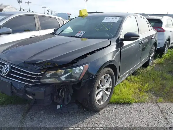 1VWAT7A34GC043596 2016 VOLKSWAGEN PASSAT - Image 2
