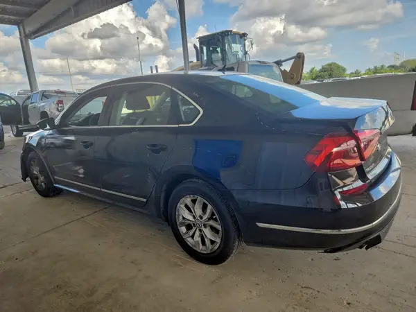1VWAT7A34HC007151 2017 VOLKSWAGEN PASSAT - Image 2