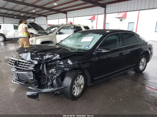 1VWAT7A34HC062117 2017 VOLKSWAGEN PASSAT - Image 2