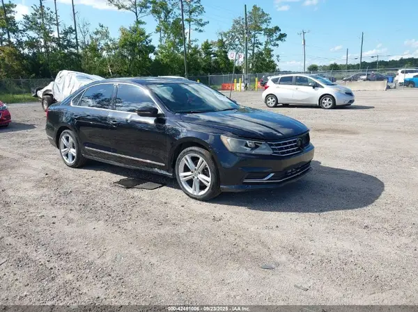 1VWAT7A34HC072033 2017 VOLKSWAGEN PASSAT - Image 1
