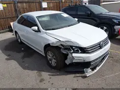 1VWAT7A35GC045051 2016 VOLKSWAGEN PASSAT