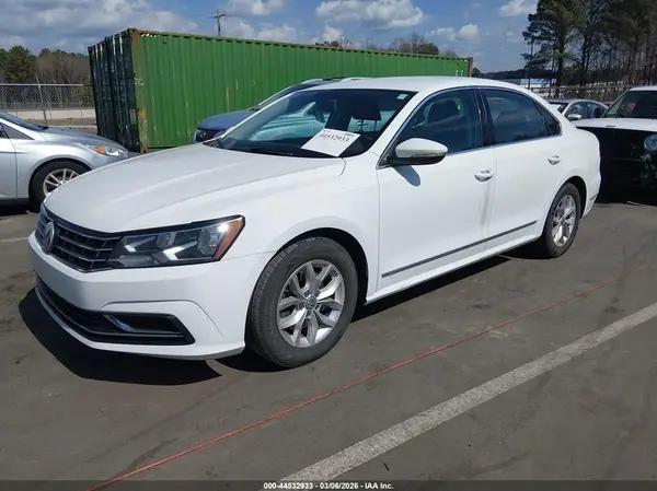 1VWAT7A35HC017915 2017 VOLKSWAGEN PASSAT - Image 2