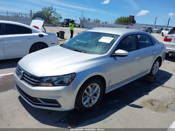 1VWAT7A35HC018238 2017 VOLKSWAGEN PASSAT - Image 2