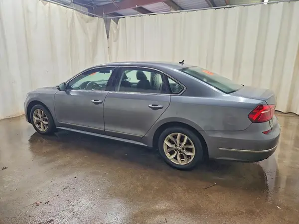 1VWAT7A35HC042202 2017 VOLKSWAGEN PASSAT - Image 2