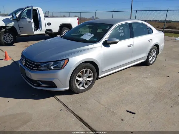 1VWAT7A35HC058142 2017 VOLKSWAGEN PASSAT - Image 2