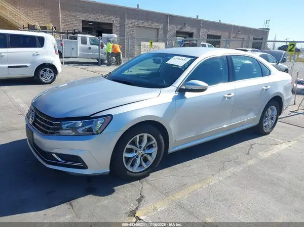 1VWAT7A35HC061932 2017 VOLKSWAGEN PASSAT - Image 2