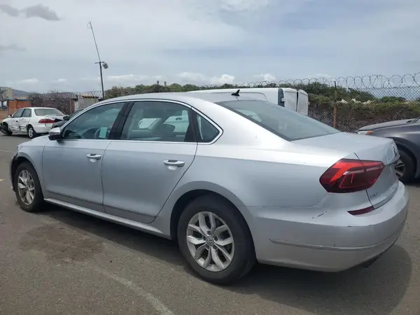 1VWAT7A35HC063163 2017 VOLKSWAGEN PASSAT - Image 2