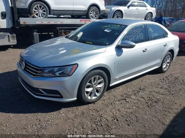 1VWAT7A35HC070565 2017 VOLKSWAGEN PASSAT - Image 2