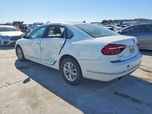 1VWAT7A36HC027949 2017 VOLKSWAGEN PASSAT - Image 2