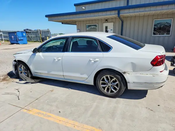1VWAT7A36HC048977 2017 VOLKSWAGEN PASSAT - Image 2