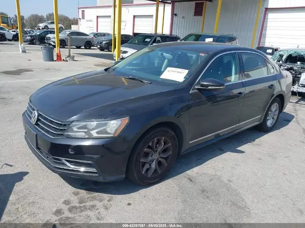 1VWAT7A36HC072924 2017 VOLKSWAGEN PASSAT - Image 2