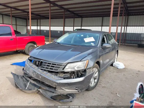 1VWAT7A36HC085236 2017 VOLKSWAGEN PASSAT - Image 2