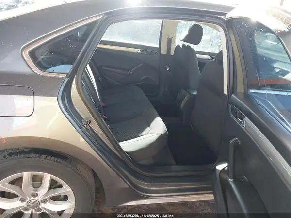 1VWAT7A37HC003210 2017 VOLKSWAGEN PASSAT - Image 8