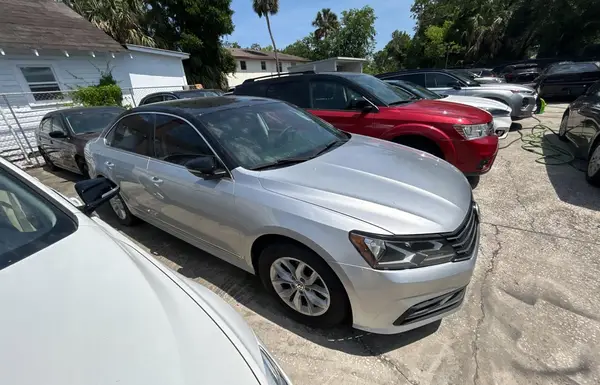 1VWAT7A37HC023893 2017 VOLKSWAGEN PASSAT - Image 1