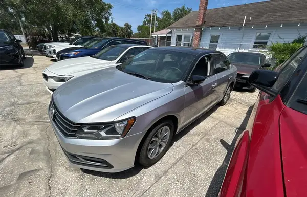 1VWAT7A37HC023893 2017 VOLKSWAGEN PASSAT - Image 2