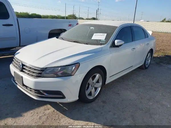 1VWAT7A37HC084127 2017 VOLKSWAGEN PASSAT - Image 2