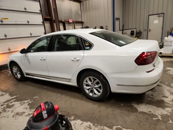 1VWAT7A38HC003264 2017 VOLKSWAGEN PASSAT - Image 2