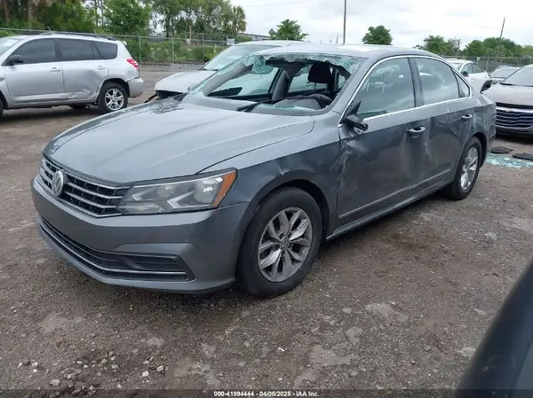 1VWAT7A38HC004849 2017 VOLKSWAGEN PASSAT - Image 2