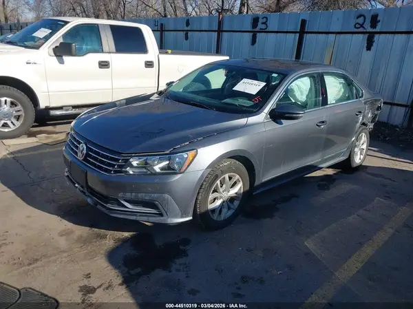 1VWAT7A38HC013163 2017 VOLKSWAGEN PASSAT - Image 2