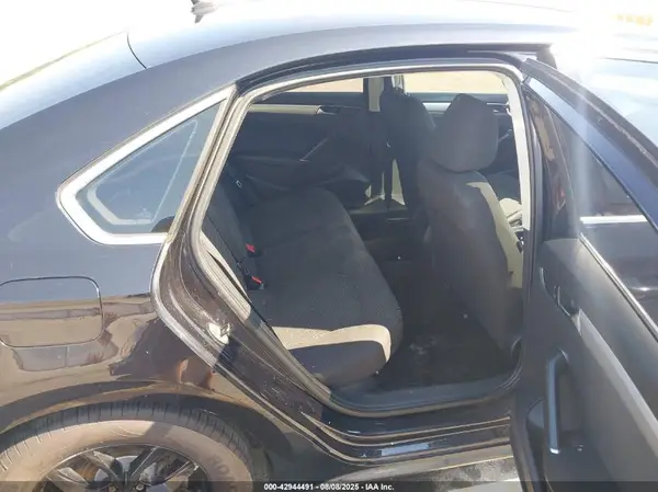 1VWAT7A38HC077994 2017 VOLKSWAGEN PASSAT - Image 8