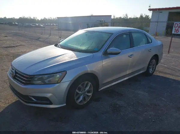 1VWAT7A38HC079423 2017 VOLKSWAGEN PASSAT - Image 2