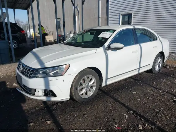 1VWAT7A39HC015214 2017 VOLKSWAGEN PASSAT - Image 2