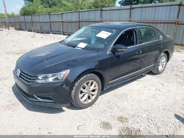 1VWAT7A39HC045359 2017 VOLKSWAGEN PASSAT - Image 2
